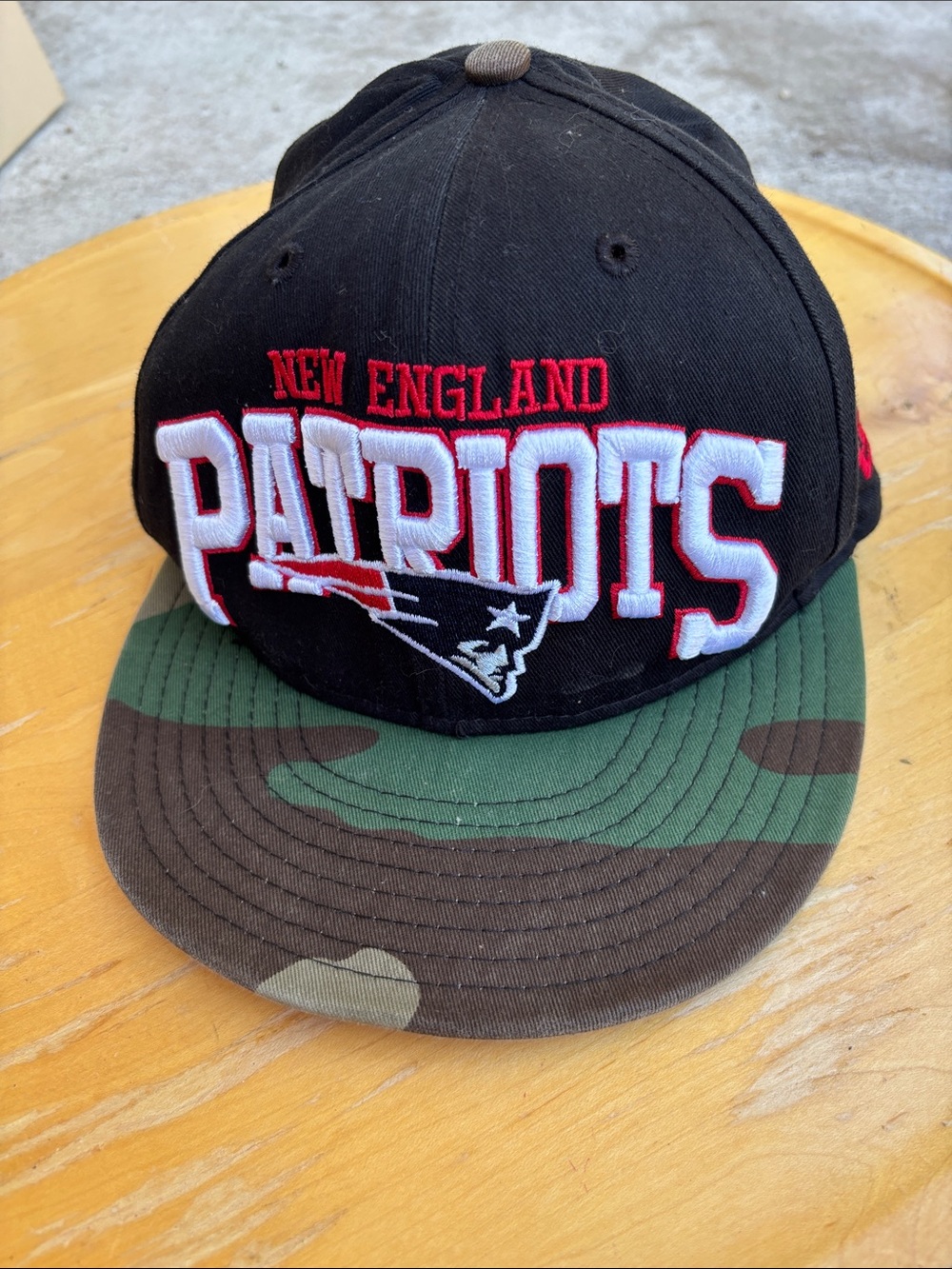 New England Patriots Snapback Hat – Camo Brim